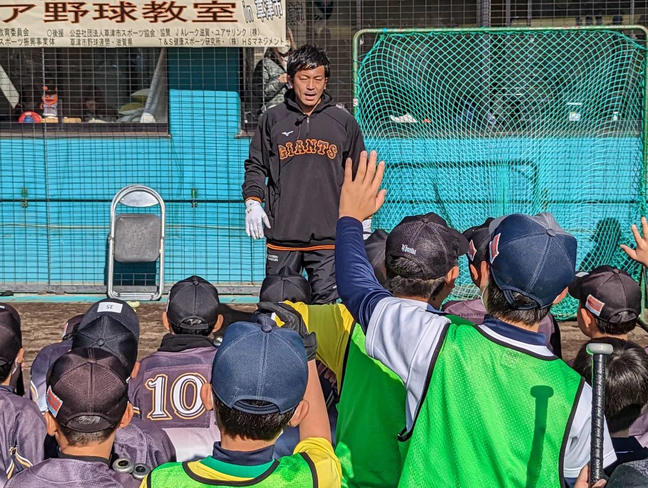野球教室を開く巨人松田宣浩内野手（撮影・三須一紀）