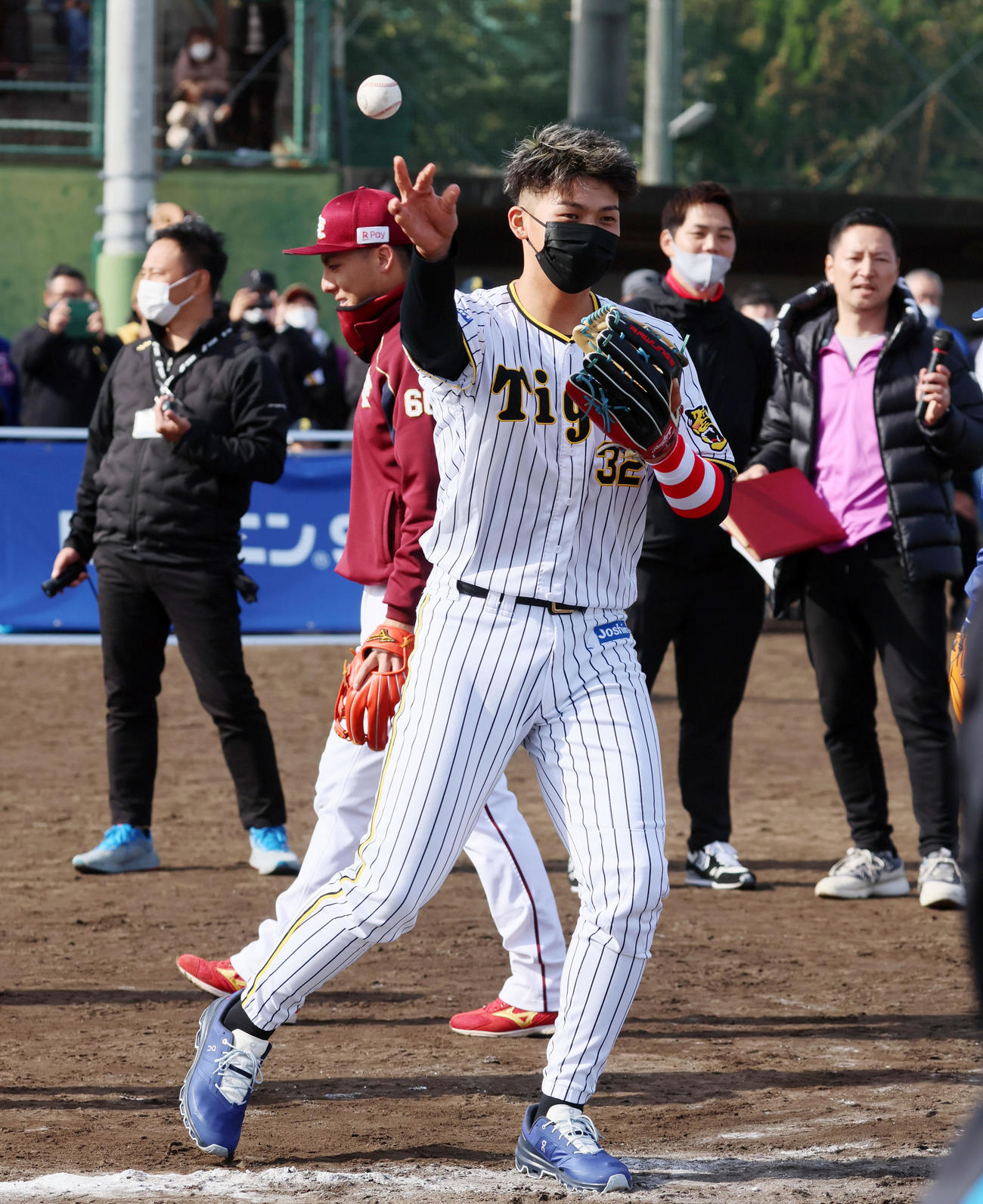 「キャッチボールクラシック2022」に参加し優勝チームと対抗でキャッチボールする阪神井上（撮影・加藤哉）