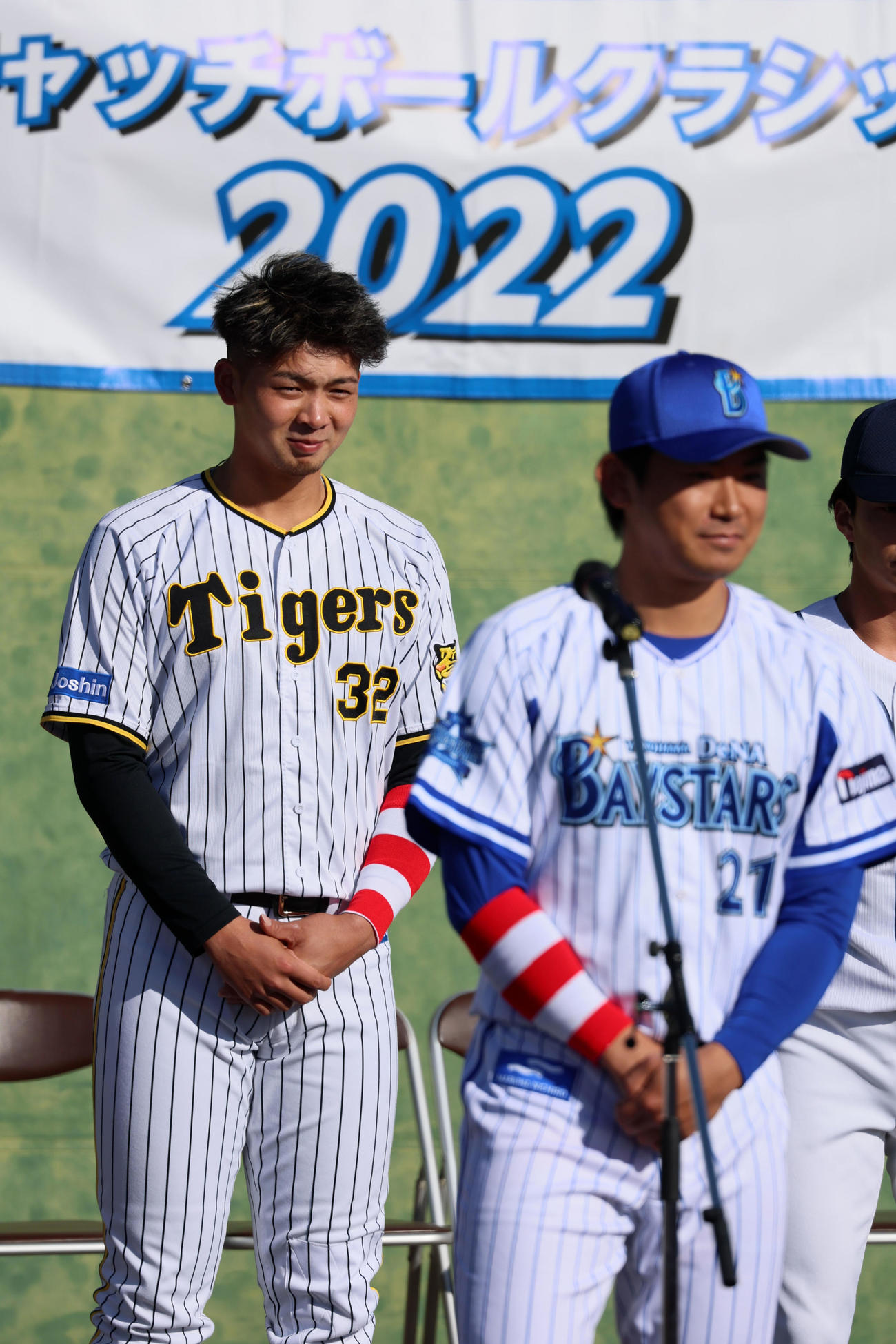 「キャッチボールクラシック2022」開会式であいさつするDeNA今永（右）の後方に並ぶ阪神井上（撮影・加藤哉）