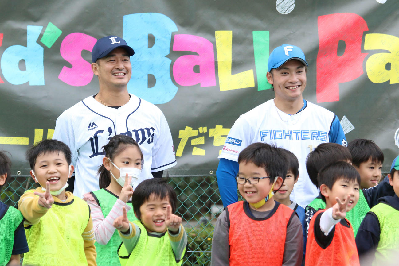 野球未経験の子どもでも楽しめるイベント「ミズノキッズ・ボールパーク」に参加した西武平井（左奥）と日本ハム伊藤（撮影・木下大輔）