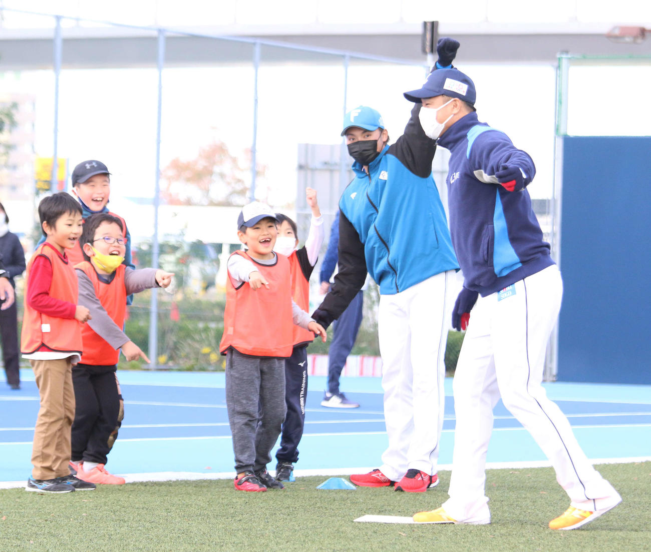 野球未経験の子どもでも楽しめるイベント「ミズノキッズ・ボールパーク」に参加した西武平井（右）と日本ハム伊藤（撮影・木下大輔）
