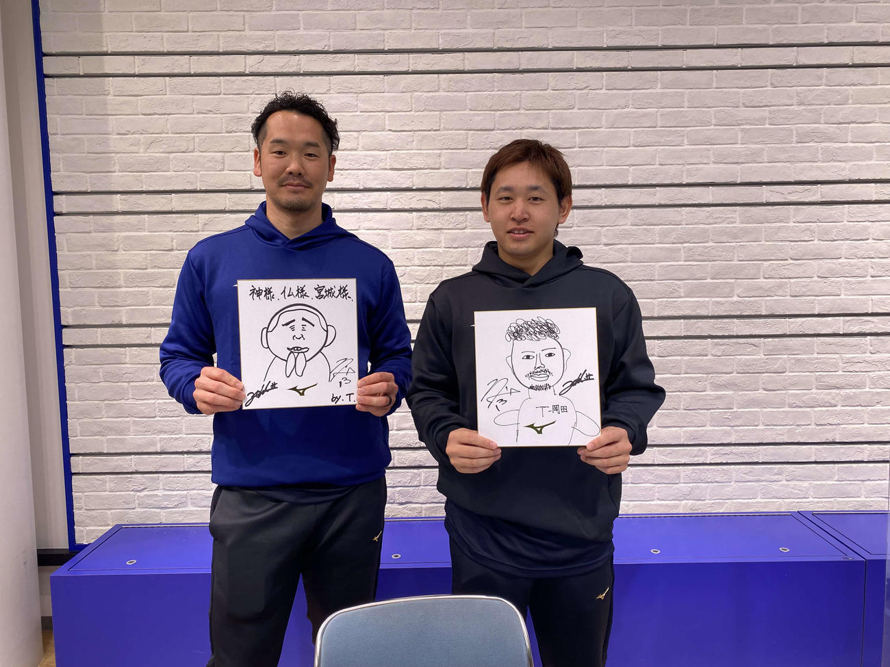 大阪市内の「ミズノオオサカ茶屋町店」を訪れ、似顔絵イベント対決を楽しむオリックスT－岡田（左）と宮城（撮影・真柴健）