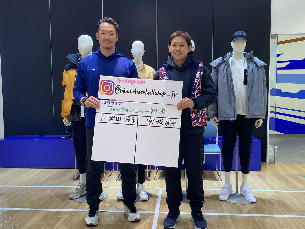 大阪市内の「ミズノオオサカ茶屋町店」を訪れ、イベント対決を楽しむオリックスT－岡田（左）と宮城（撮影・真柴健）