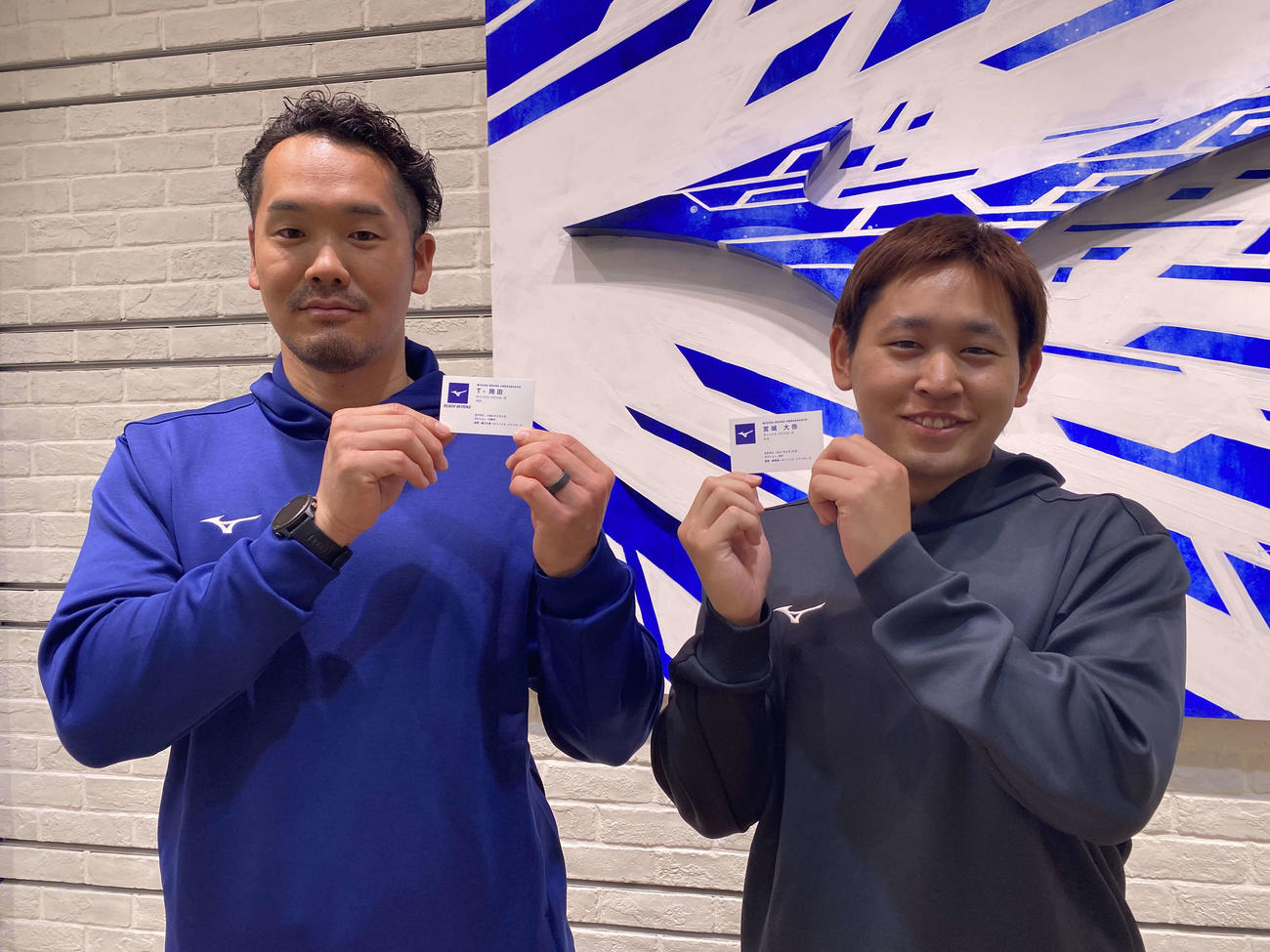 大阪市内の「ミズノオオサカ茶屋町店」を訪れたオリックスT－岡田外野手（左）と宮城大弥投手（撮影＝真柴健）