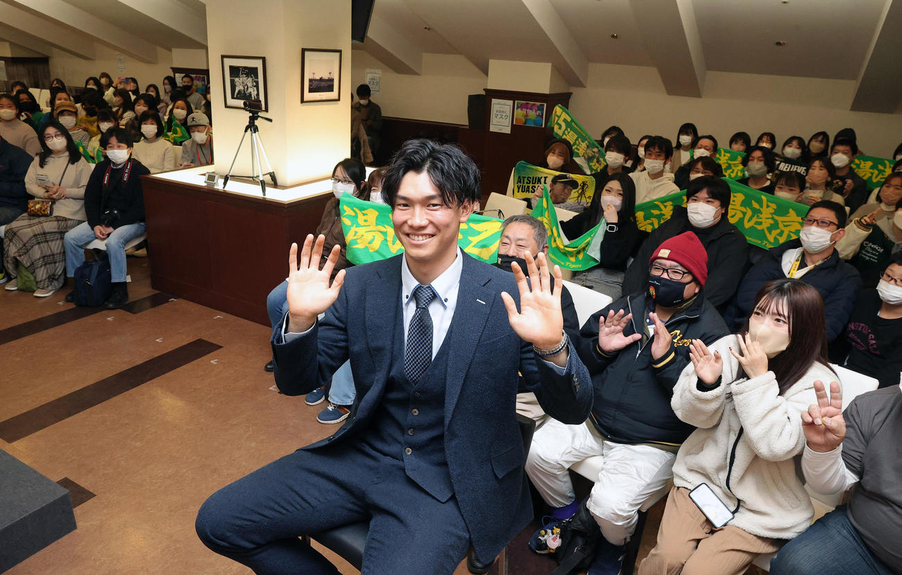 甲子園歴史館のトークショーを行った阪神の湯浅（手前）は参加者と記念撮影する（撮影・上山淳一）