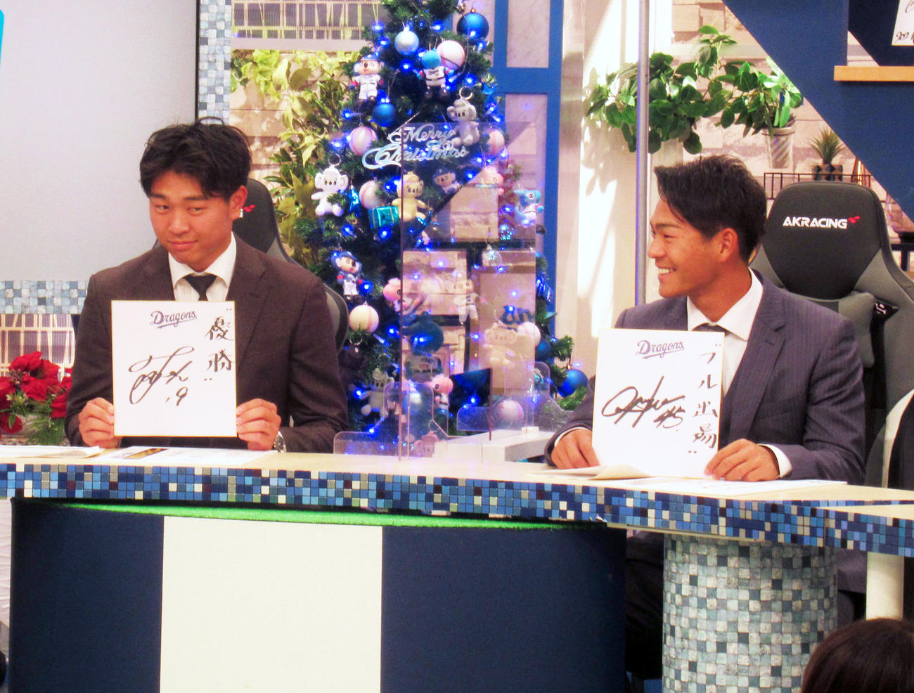 東海テレビの「ドラHOTプラス」に生出演した中日高橋宏（左）と土田
