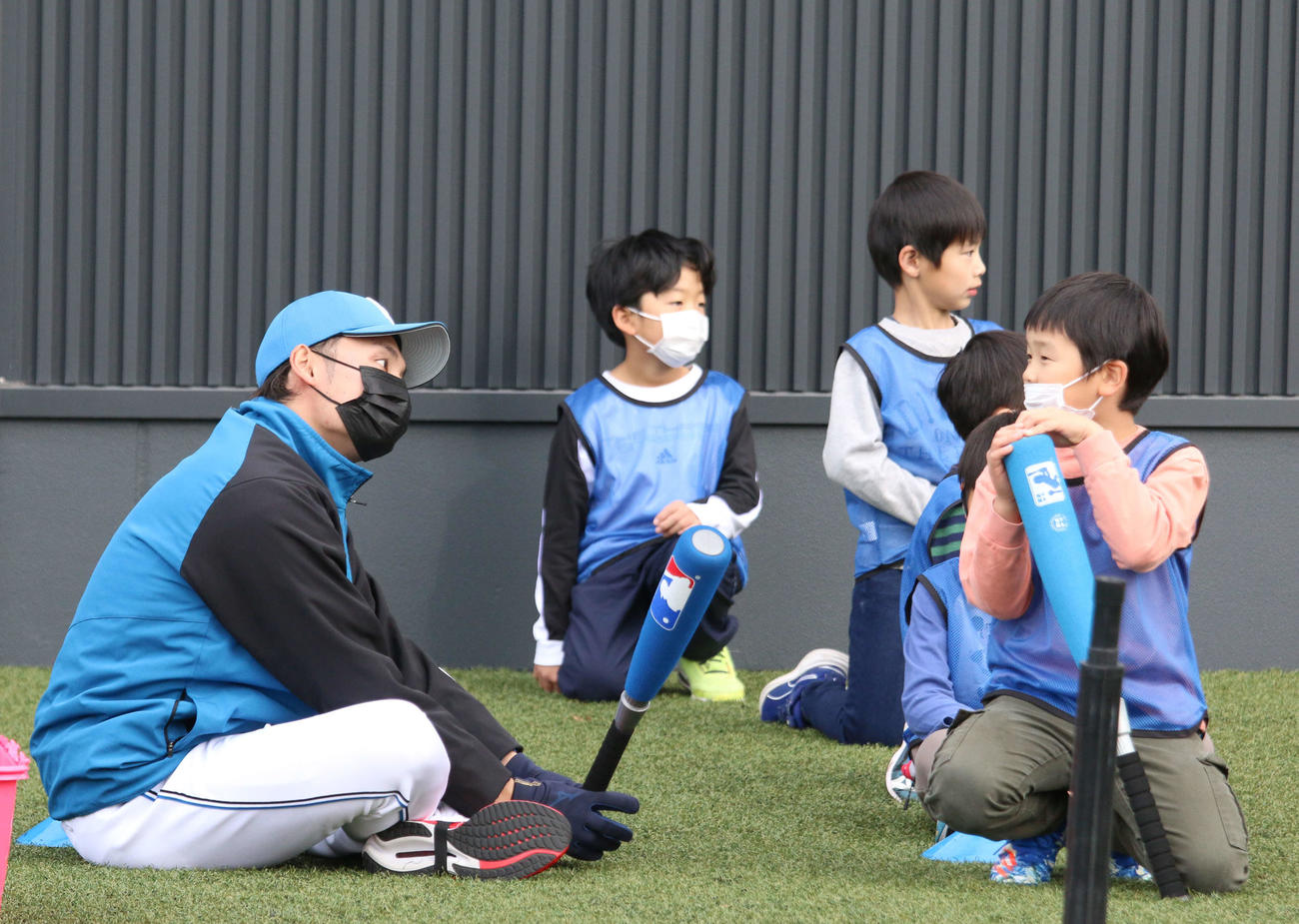野球未経験の子どもでも楽しめるイベント「ミズノキッズ・ボールパーク」に参加した日本ハム伊藤（撮影・木下大輔）