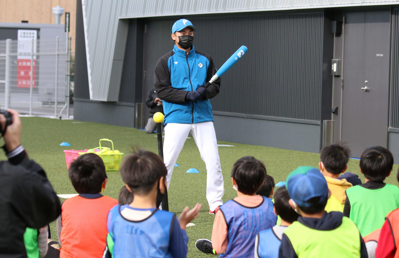 野球未経験の子どもでも楽しめるイベント「ミズノキッズ・ボールパーク」に参加した日本ハム伊藤（撮影・木下大輔）