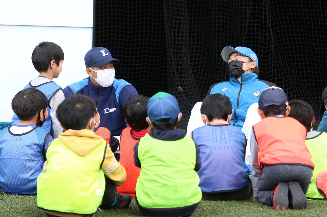 野球未経験の子どもでも楽しめるイベント「ミズノキッズ・ボールパーク」に参加した西武平井（左奥）と日本ハム伊藤（撮影・木下大輔）