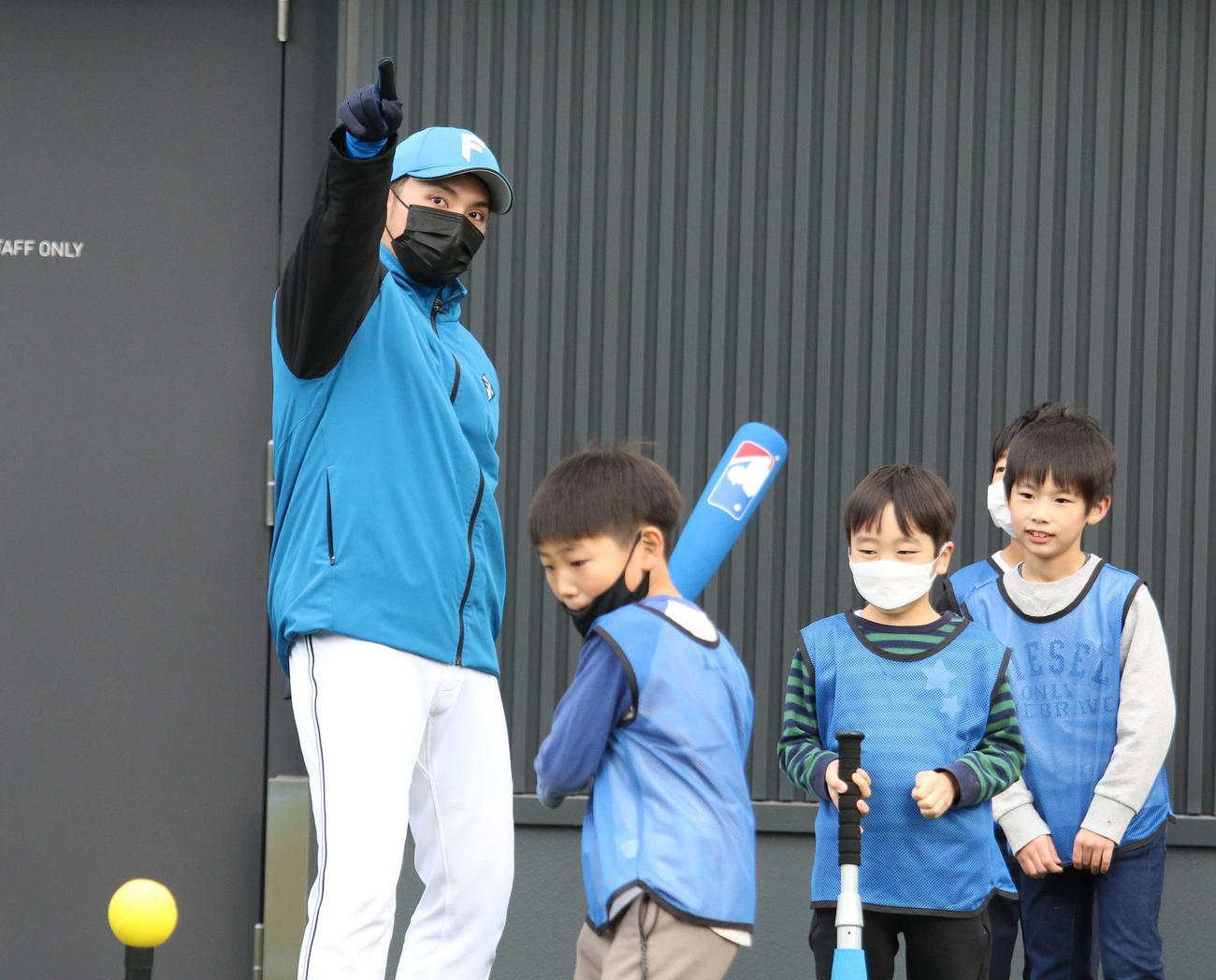野球未経験の子どもでも楽しめるイベント「ミズノキッズ・ボールパーク」に参加した日本ハム伊藤（撮影・木下大輔）