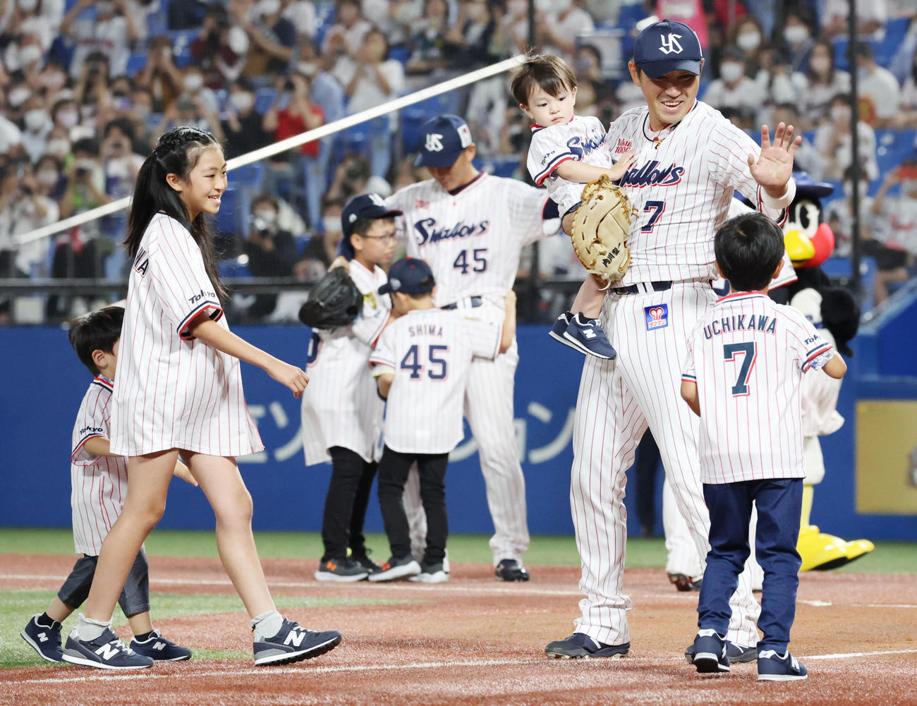 ヤクルト対DeNA　試合前のファーストピッチセレモニーで子どもたちとタッチを交わす内川（右）（2022年10月3日撮影）