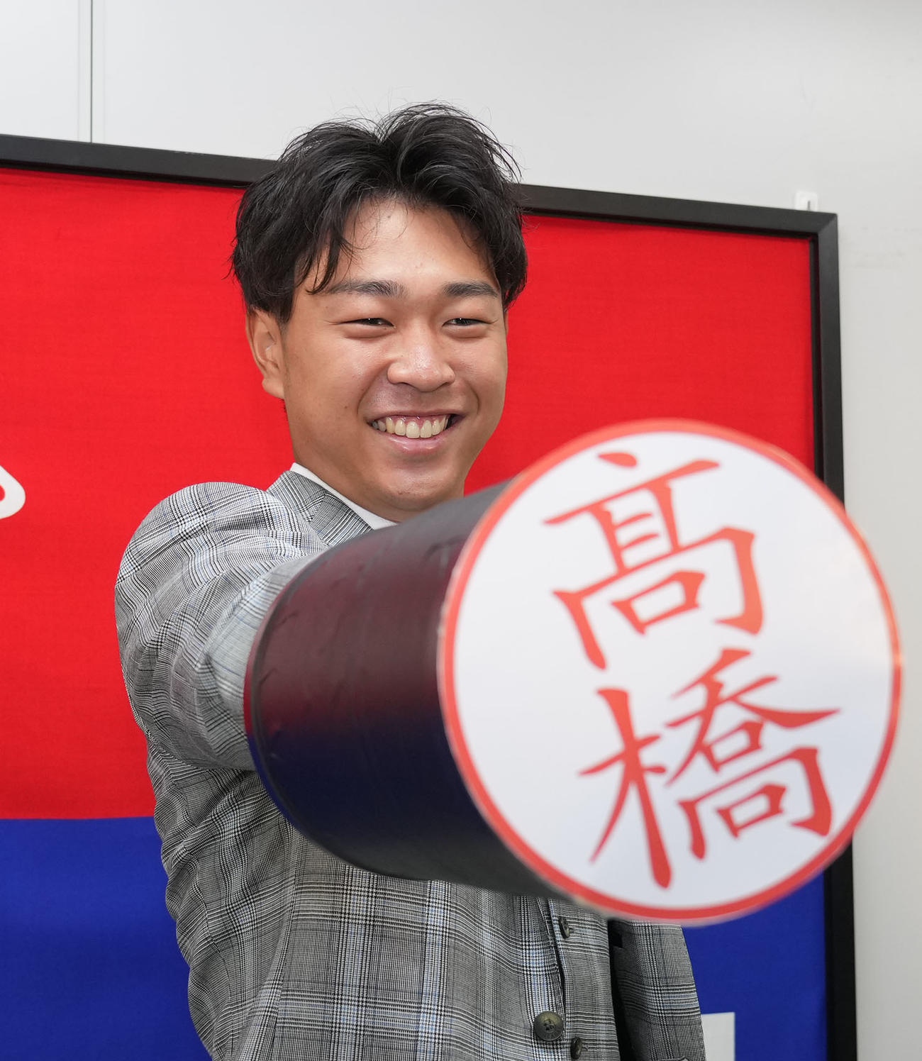 契約更改を終えた高橋宏は、特大ハンコを手に笑顔を見せる（22年11月24日撮影）