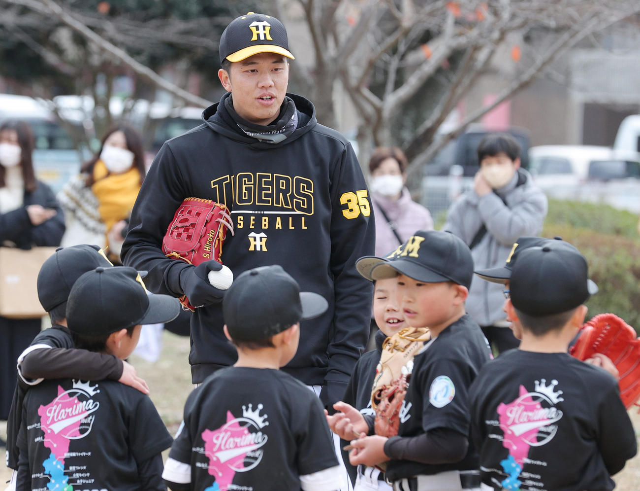 野球教室で小学生と交流する阪神才木（撮影・上山淳一）