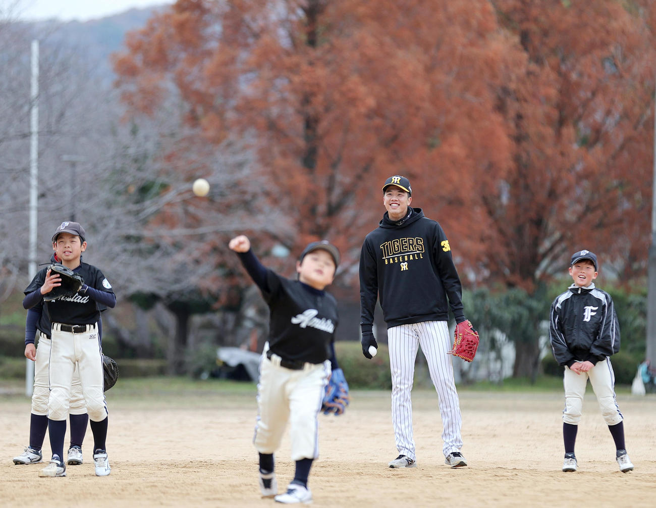 野球教室で小学生と交流する阪神才木（右から2人目）（撮影・上山淳一）