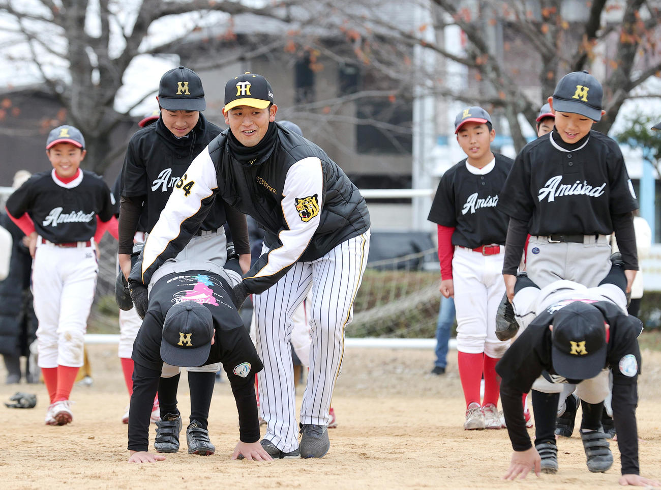 野球教室で小学生たちにトレーニングを教える阪神岡留（中央）（撮影・上山淳一）