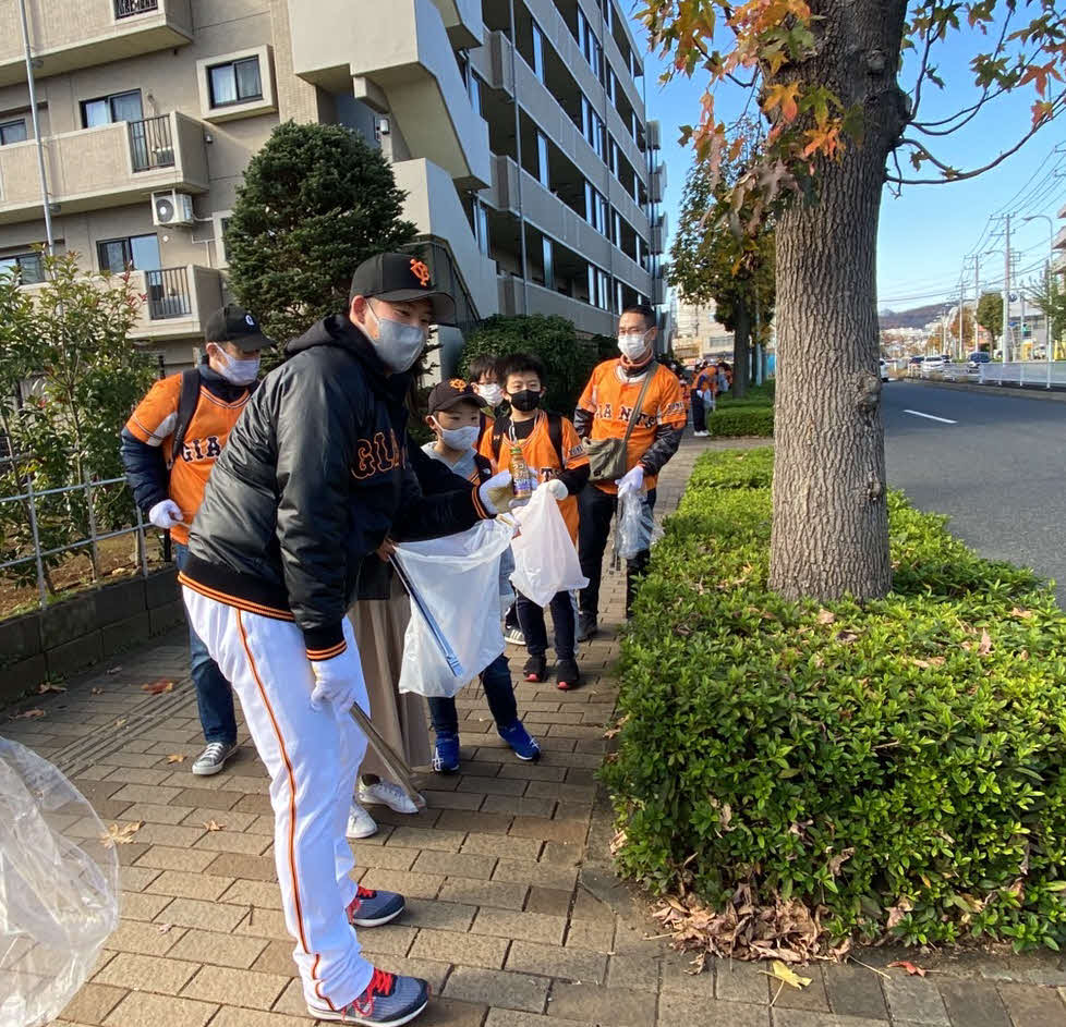 「JERA presents　読売ジャイアンツ　シティクリーンプロジェクト」に参加し、ごみ拾いをする巨人増田陸（撮影・小早川宗一郎）