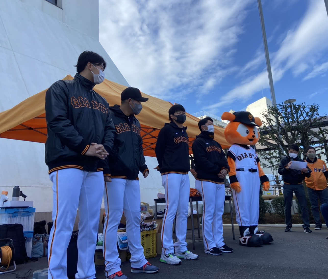 「JERA presents　読売ジャイアンツ　シティクリーンプロジェクト」に参加した、左から巨人直江、増田陸、中山、赤星、ジャビット（撮影・小早川宗一郎）