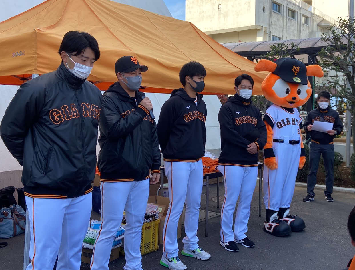 「JERA presents　読売ジャイアンツ　シティクリーンプロジェクト」に参加した、左から巨人直江、増田陸、中山、赤星、ジャビット（撮影・小早川宗一郎）