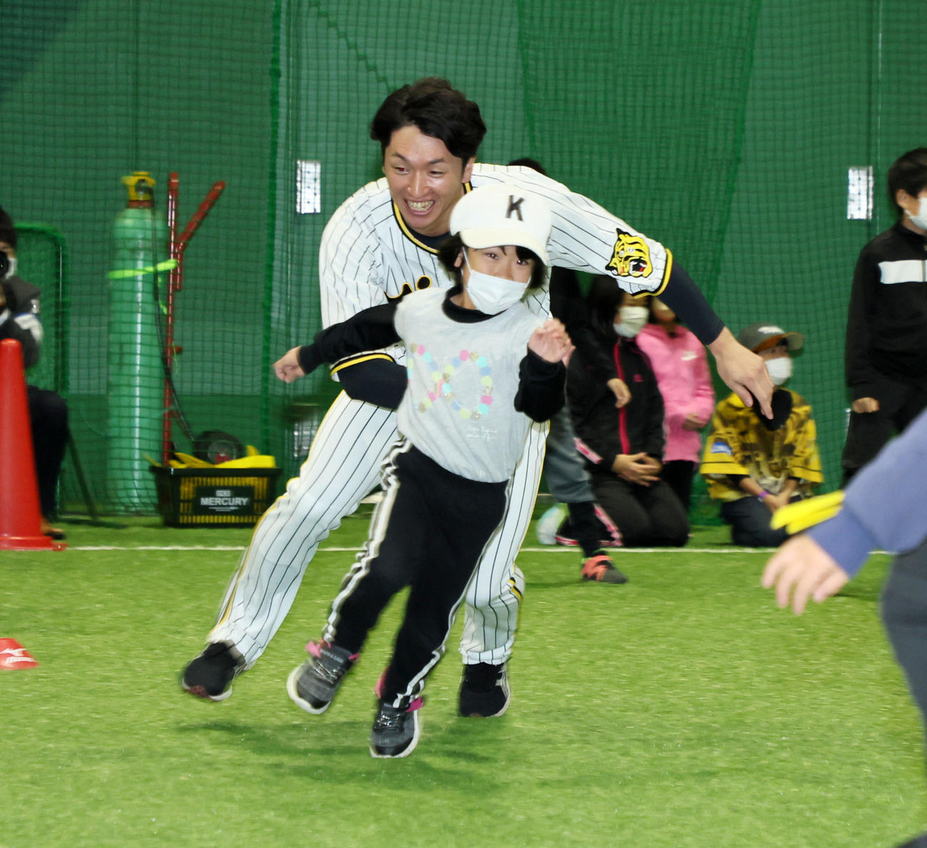 スポーツ教室で子どもたちと「尻尾取り」ゲームに興じる阪神近本（撮影・加藤哉）