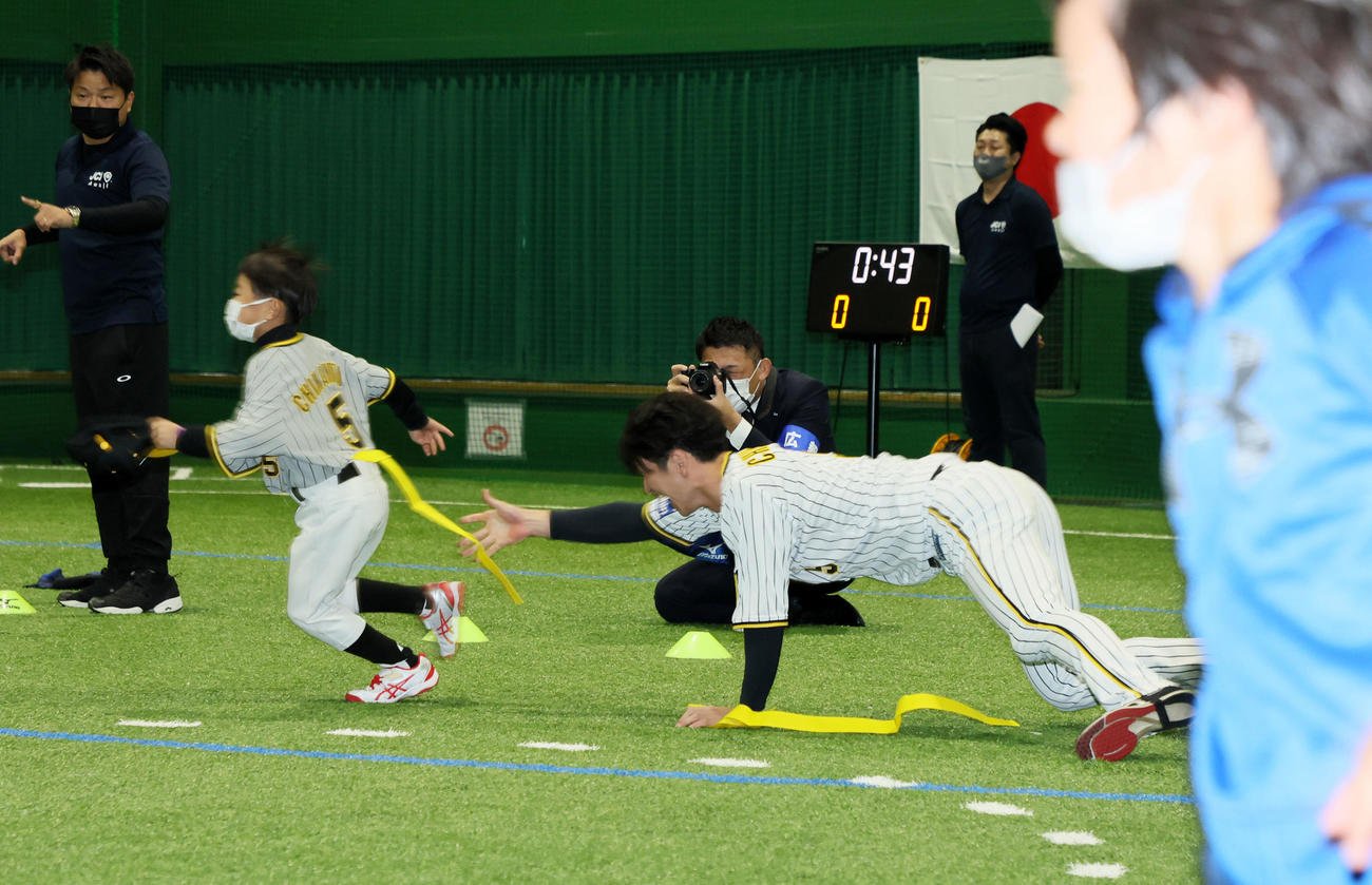 スポーツ教室での「尻尾取り」ゲーム中、子どもたちの俊足ぶりに転倒する阪神近本（撮影・加藤哉）