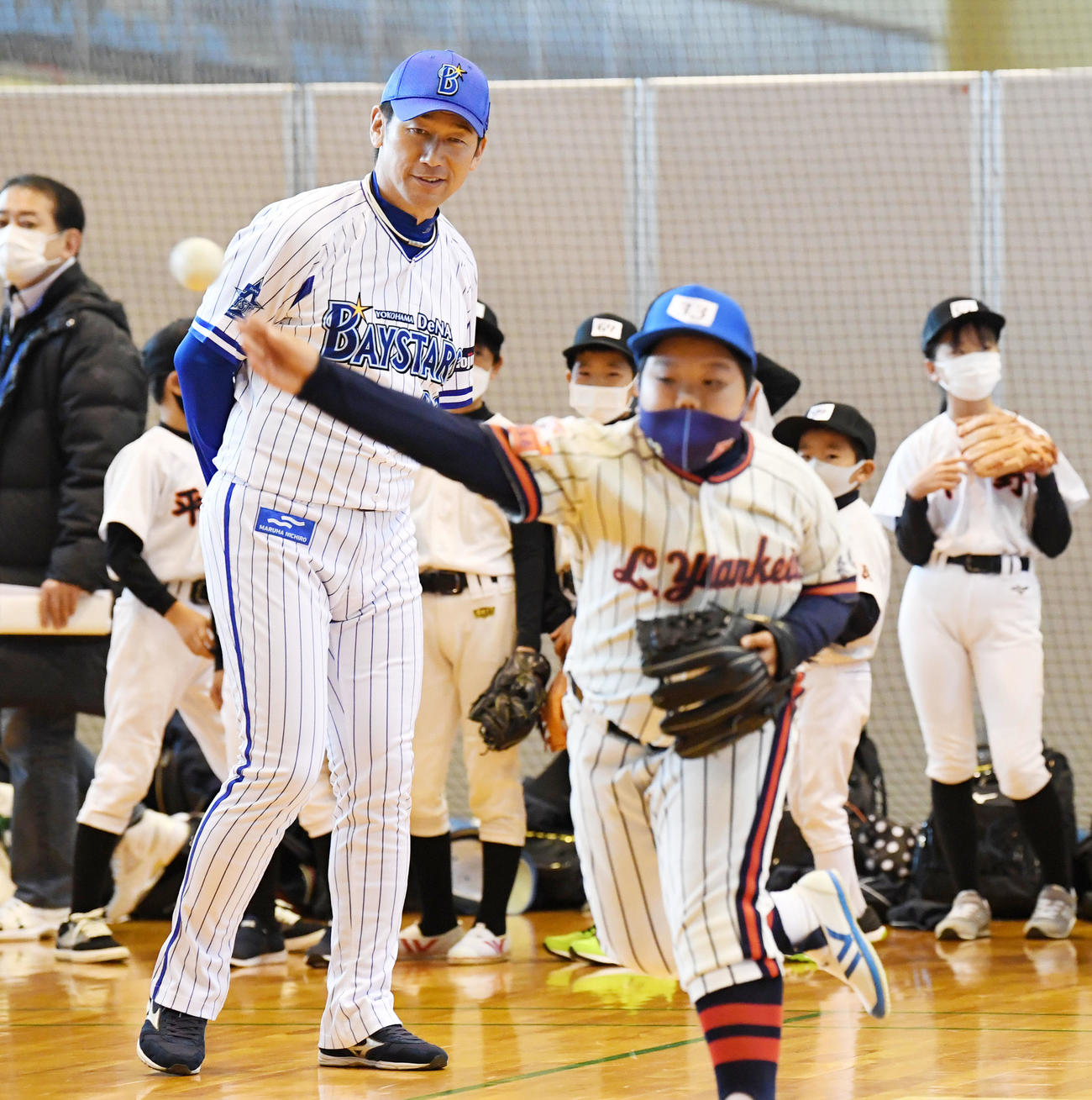 プロ野球・奈良県人会の野球教室で笑顔で守備練習を見るDeNA三浦監督（撮影・前岡正明）