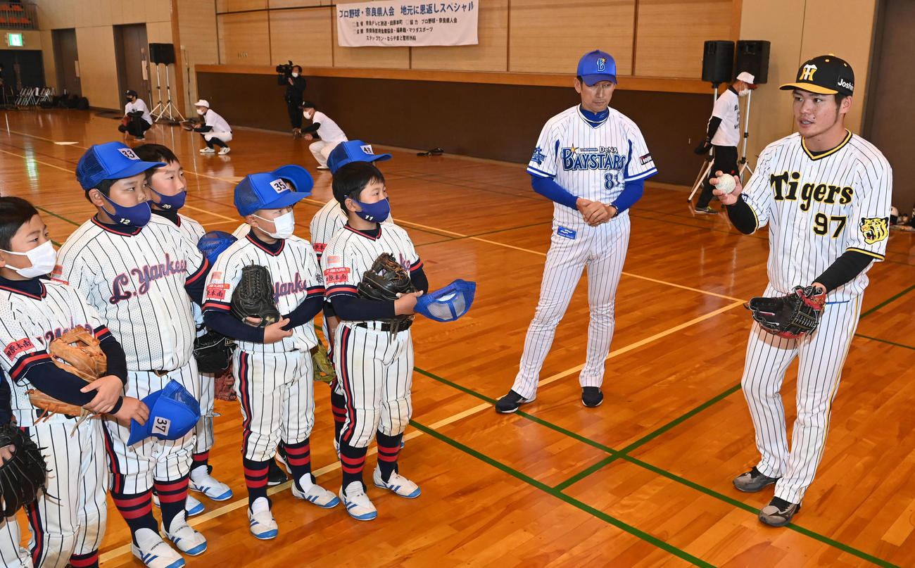 プロ野球・奈良県人会の野球教室でアドバイスする阪神小野寺（右）。左隣はDeNA三浦監督（撮影・前岡正明）