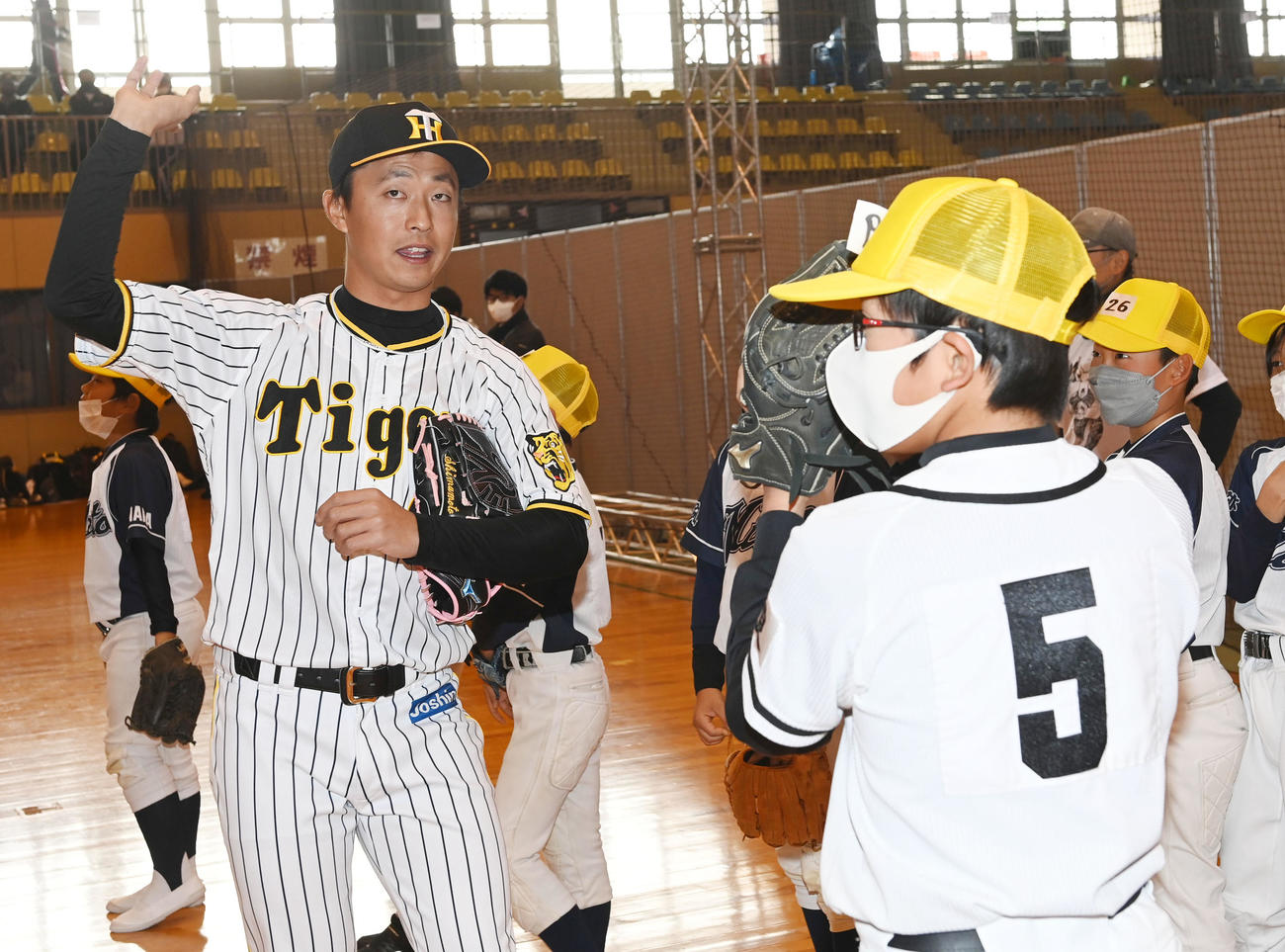 プロ野球・奈良県人会の野球教室でアドバイスする阪神島本（撮影・前岡正明）