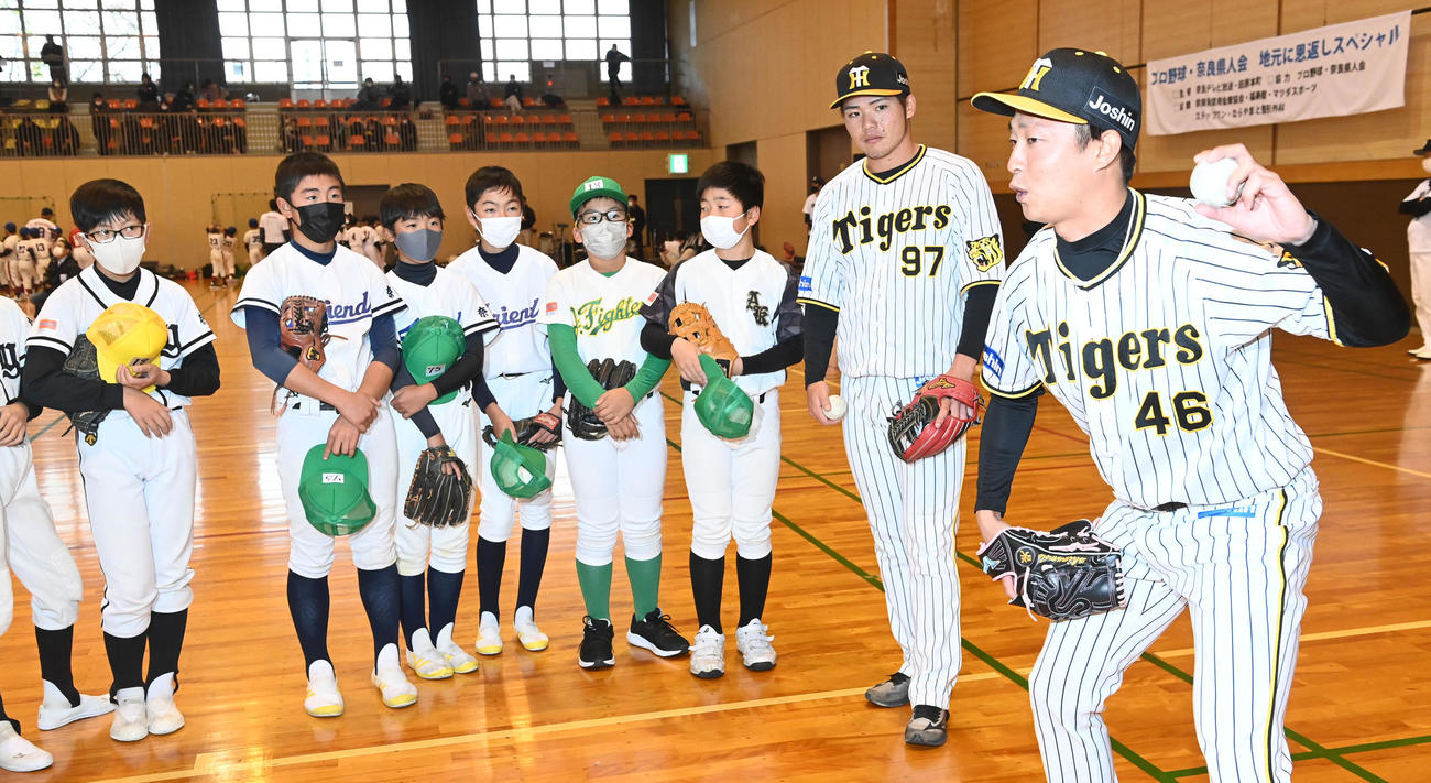 プロ野球・奈良県人会の野球教室でアドバイスする阪神島本（右）と小野寺（撮影・前岡正明）