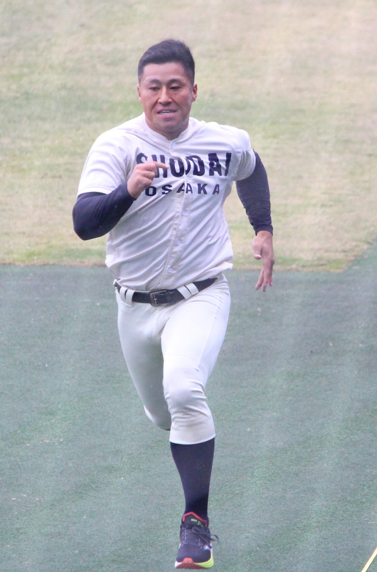 大学日本代表候補合宿の50メートル走を測定する大商大・渡部（撮影・保坂恭子）