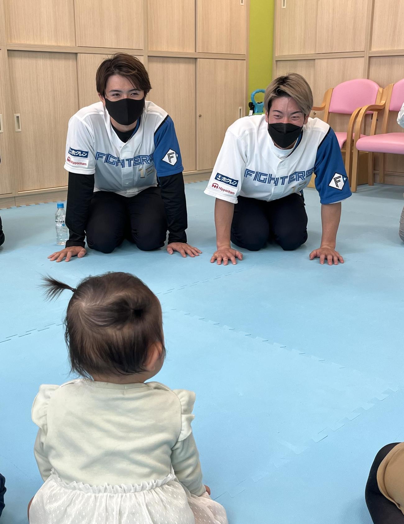札幌医科大学付属病院を慰問した日本ハム上沢直之投手（左）と松本（球団提供）
