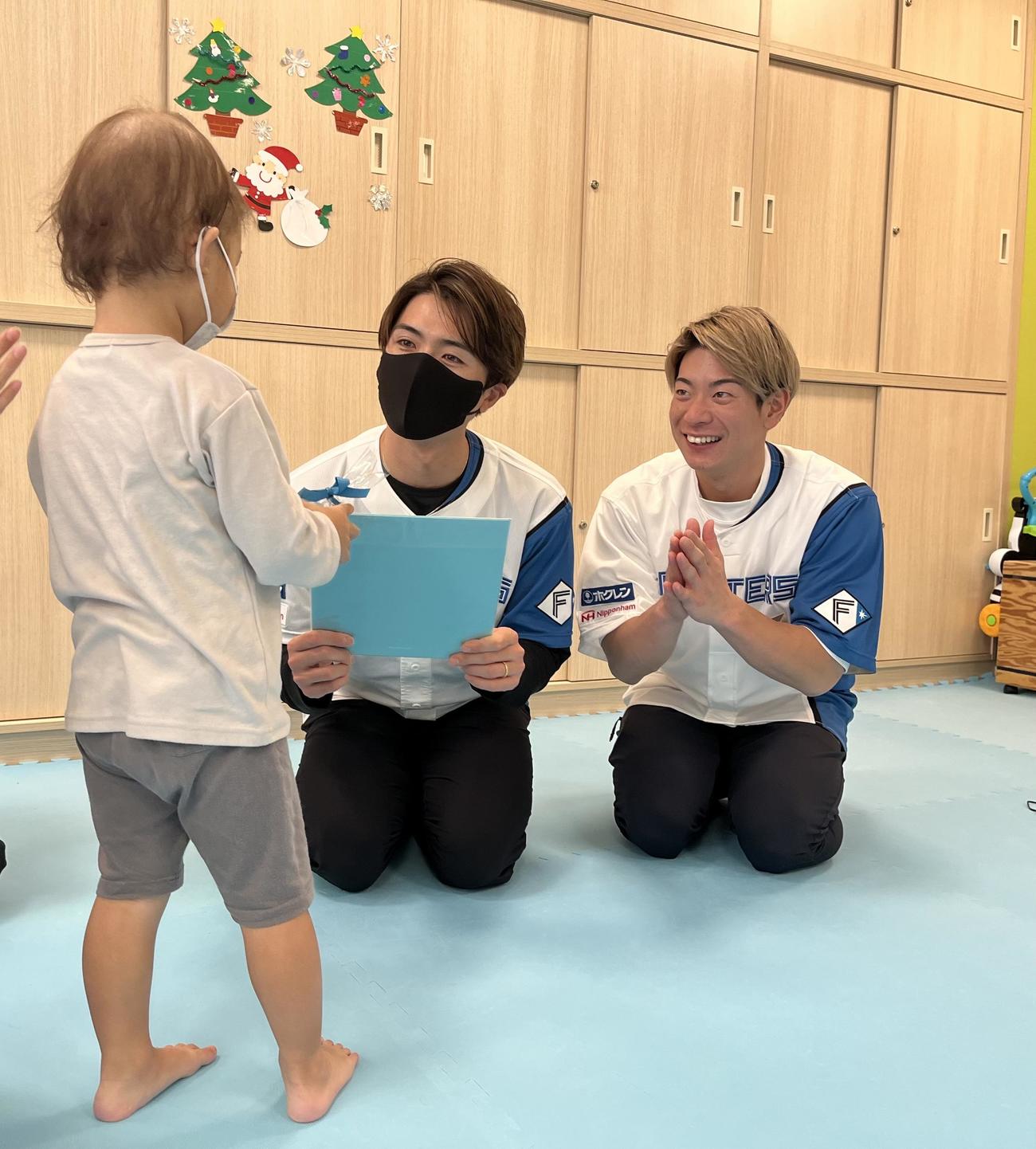 札幌医科大学付属病院を慰問した日本ハム上沢直之投手（左）と松本（球団提供）