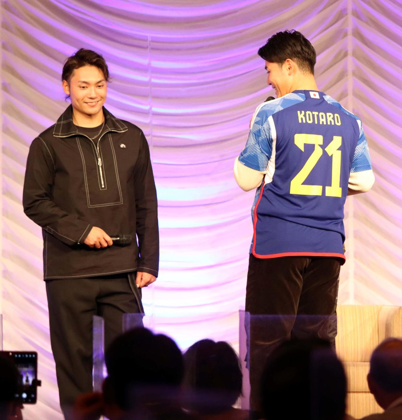 自身の名前が入ったサッカー日本代表ユニホームを披露する日本ハム清宮（右）。左は日本ハム伊藤大海（撮影・永野高輔）