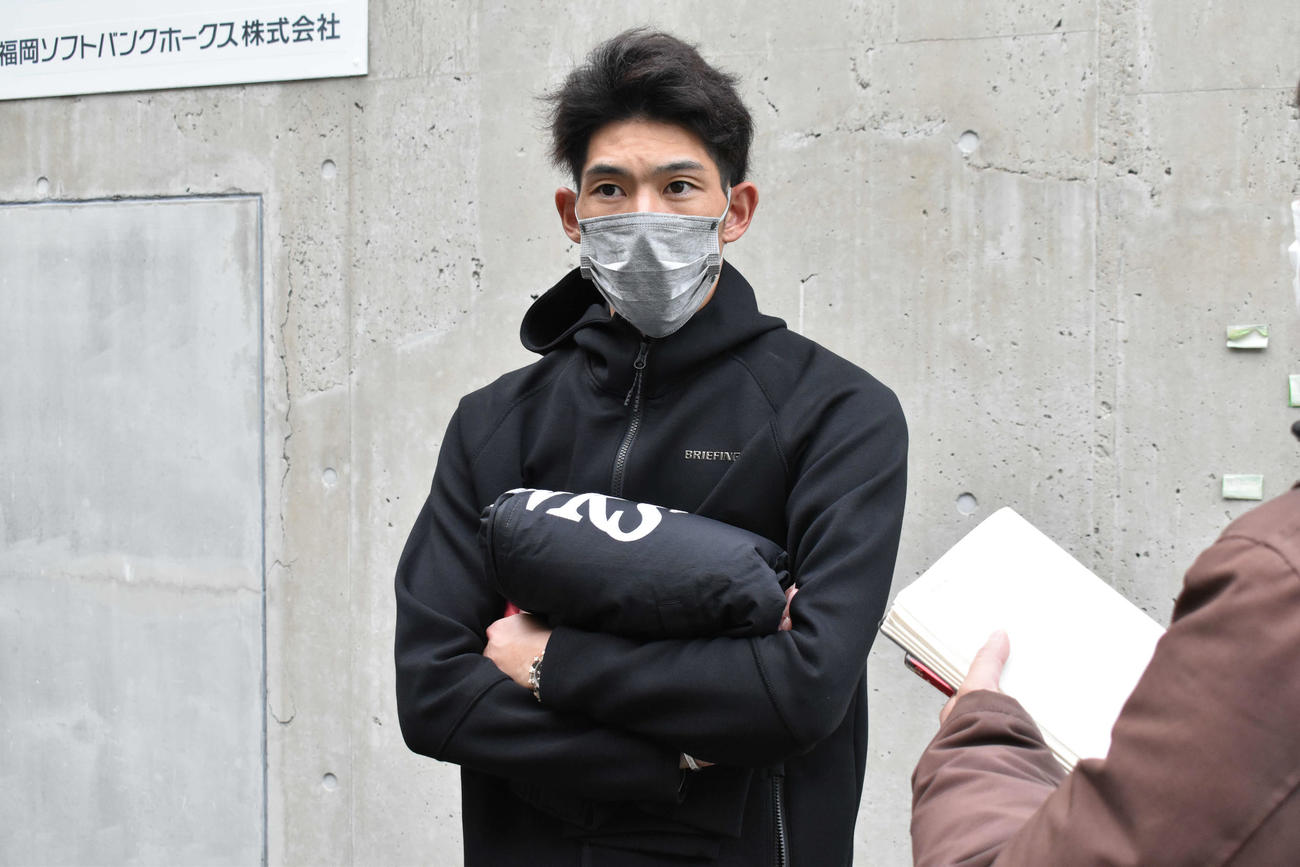 ペイペイドームを訪れ、取材に応じるソフトバンク又吉（撮影・只松憲）