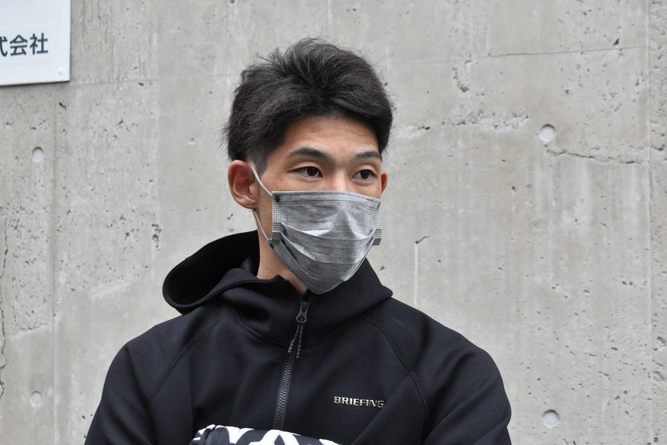 ペイペイドームを訪れ、取材に応じるソフトバンク又吉（撮影・只松憲）
