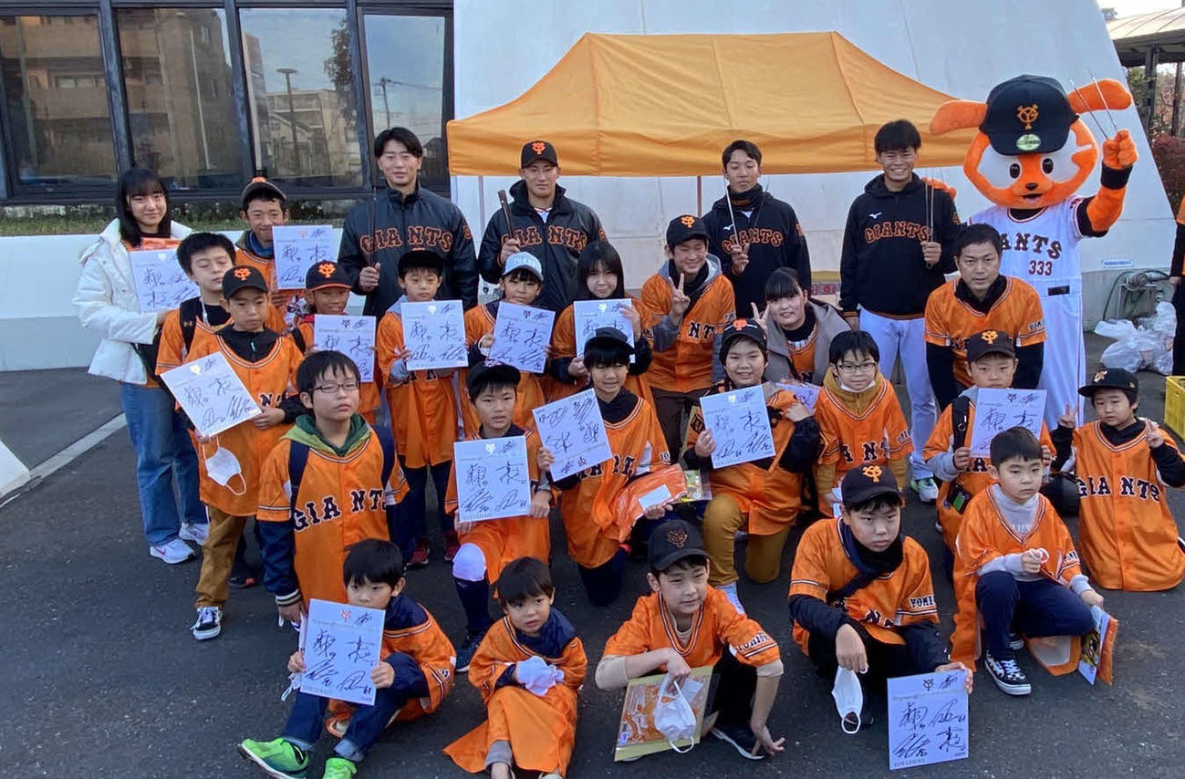 「JERA presents　読売ジャイアンツ　シティクリーンプロジェクト」に参加した巨人直江（後列左から3人目）増田陸（同4人目）赤星（同5人目）中山（同6人目）（撮影・小早川宗一郎）