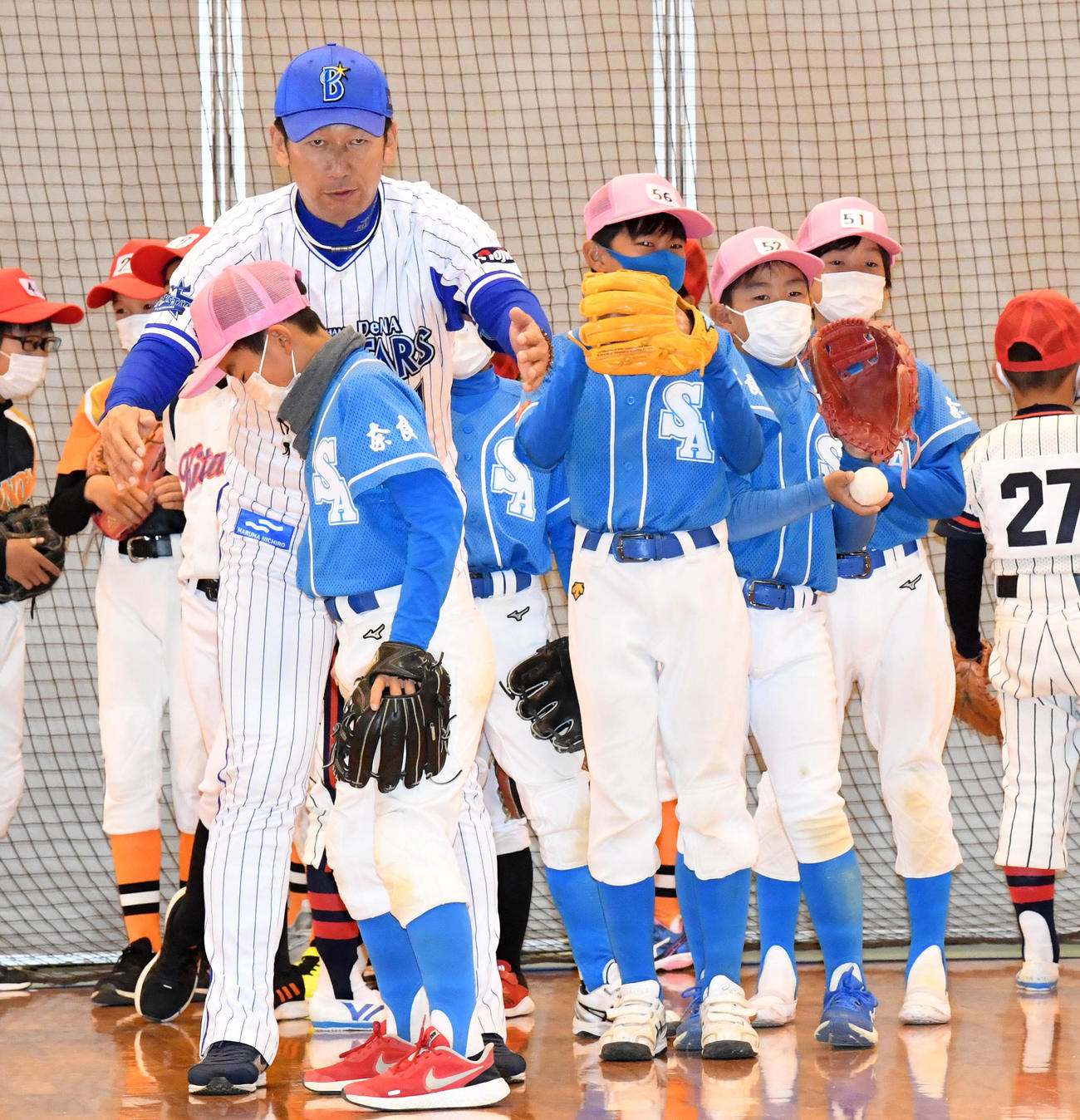 プロ野球・奈良県人会の野球教室でピッチングのアドバイスを行うDeNA三浦監督（撮影・前岡正明）