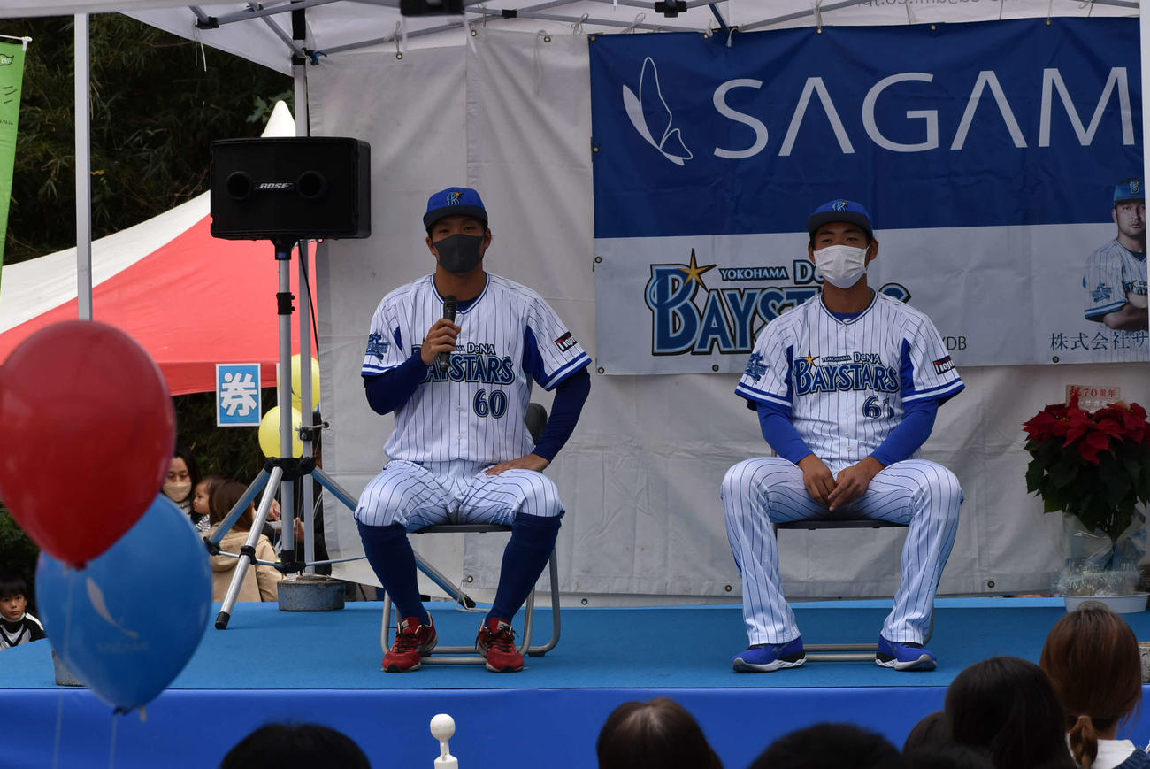 「サガミ感謝祭」のトークショーに参加したDeNA知野（左）と蝦名
