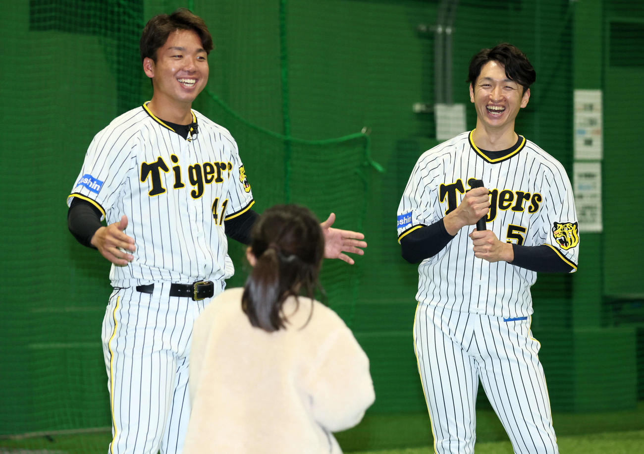 質問コーナーで笑顔を見せる阪神近本（右）と村上（撮影・加藤哉）