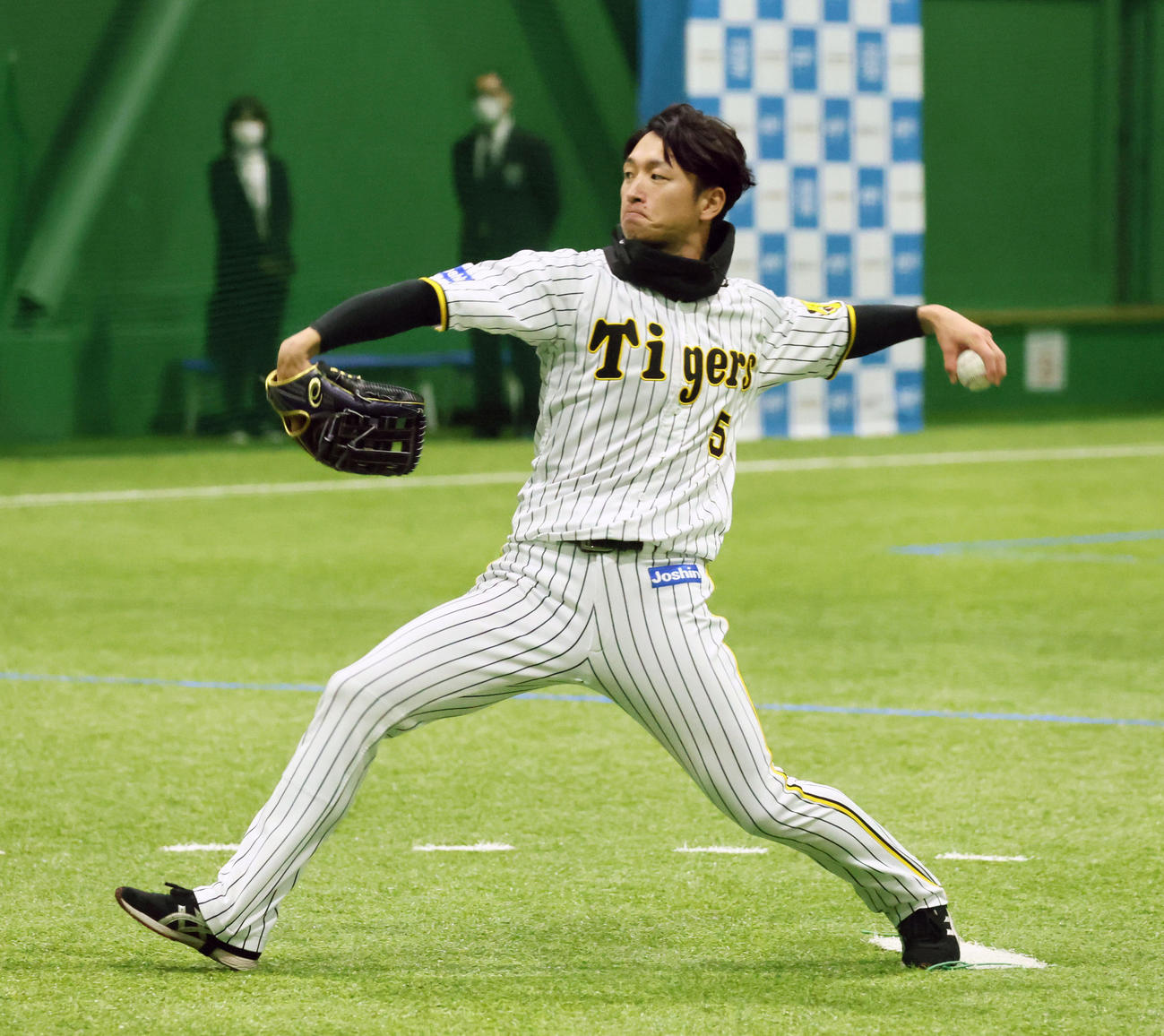 運動教室で村上と対戦し投手を務めた近本（撮影・加藤哉）