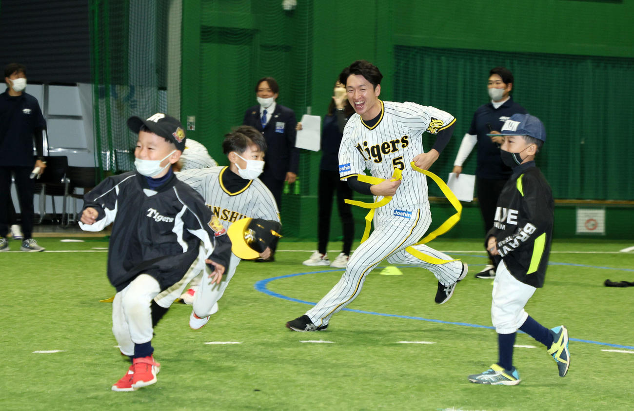 淡路ふれあい運動教室で子どもたちと「尻尾取り」ゲームを行う阪神近本（撮影・加藤哉）