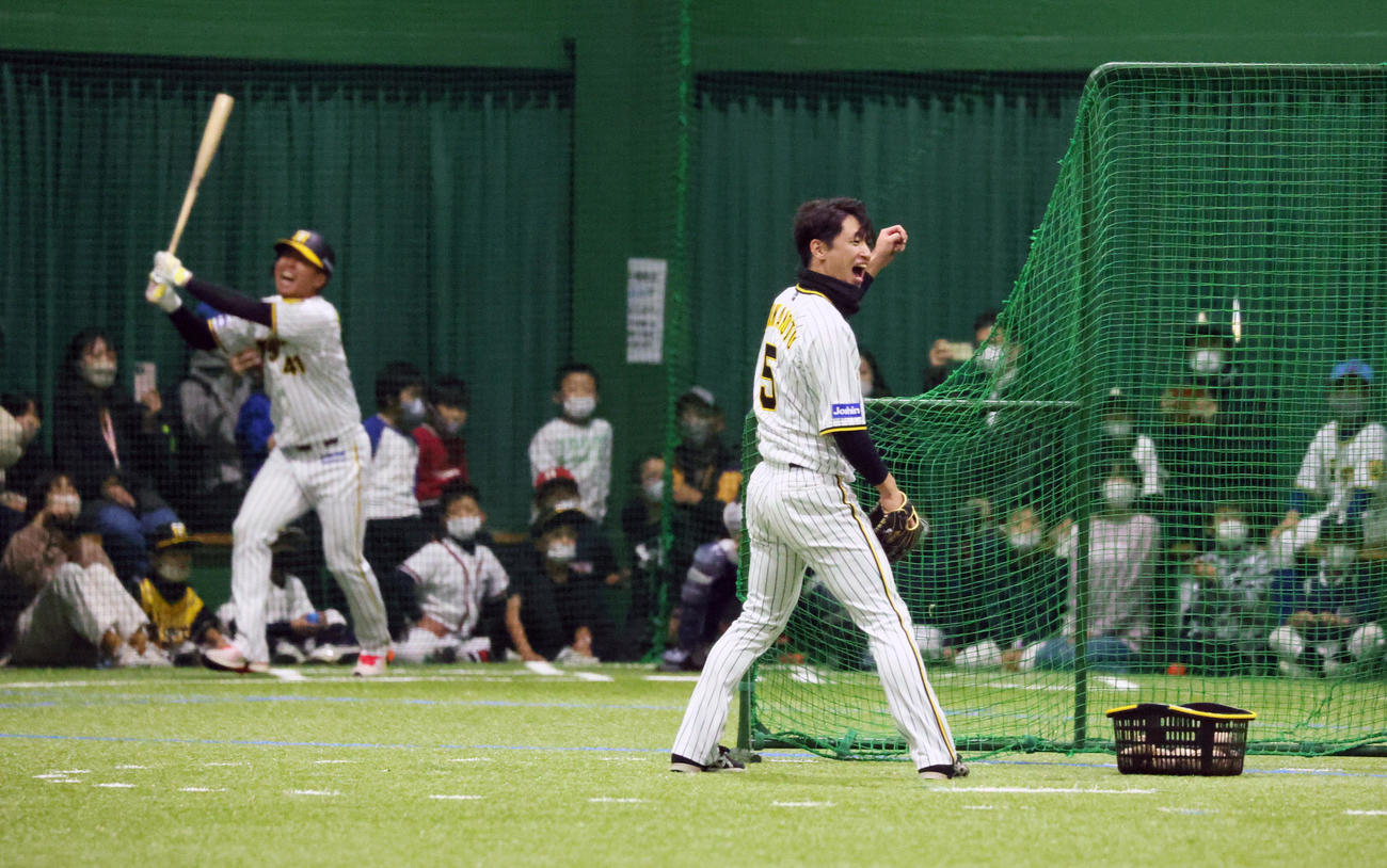 運動教室で村上と対戦し投手を務めた近本（撮影・加藤哉）