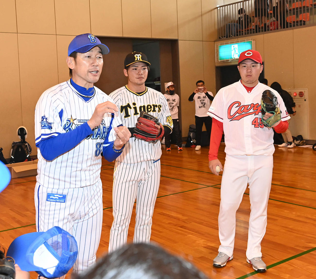 プロ野球・奈良県人会でアドバイスをする、左からDeNA三浦監督、阪神小野寺、広島松本（撮影・前岡正明）
