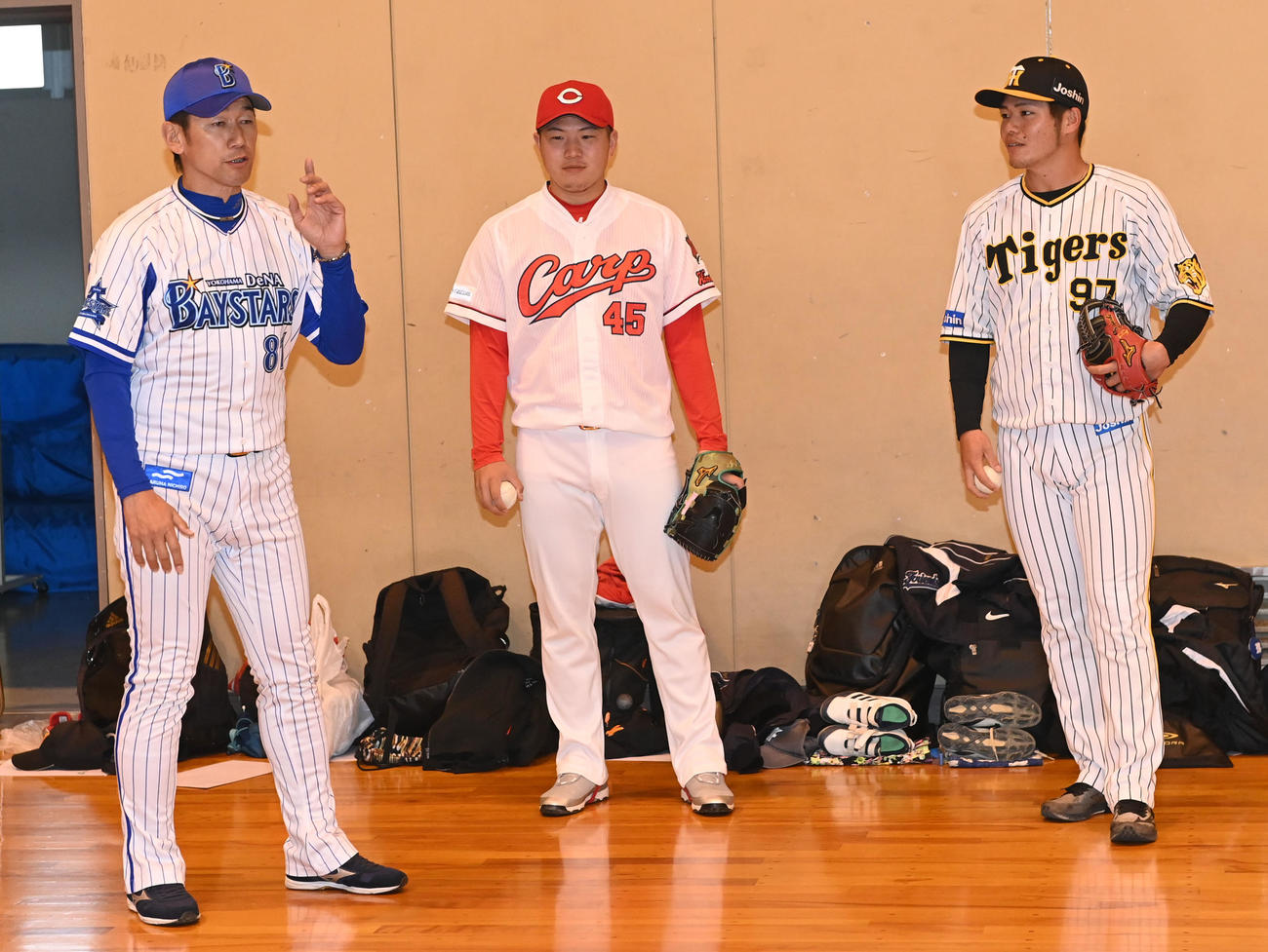 プロ野球・奈良県人会でアドバイスをする、左からDeNA三浦監督、広島松本、阪神小野寺（撮影・前岡正明）