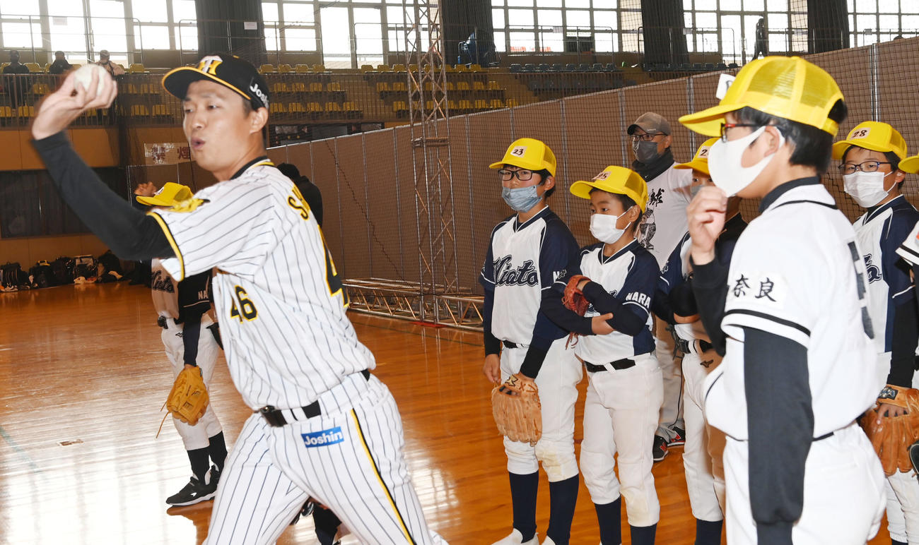 プロ野球・奈良県人会の野球教室でピッチングのアドバイスを行う阪神島本（撮影・前岡正明）