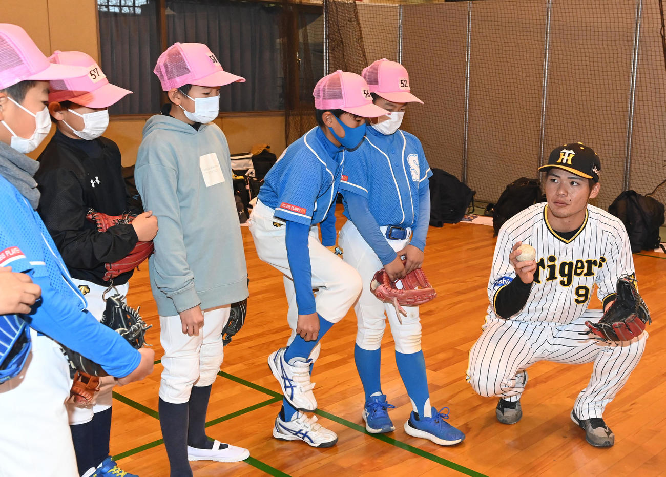 プロ野球・奈良県人会の野球教室で守備のアドバイスを行う阪神小野寺（撮影・前岡正明）