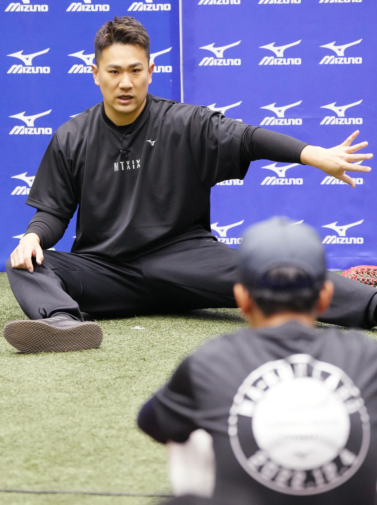 野球教室で子供たちにアドバイスをする楽天田中将（撮影・菅敏）