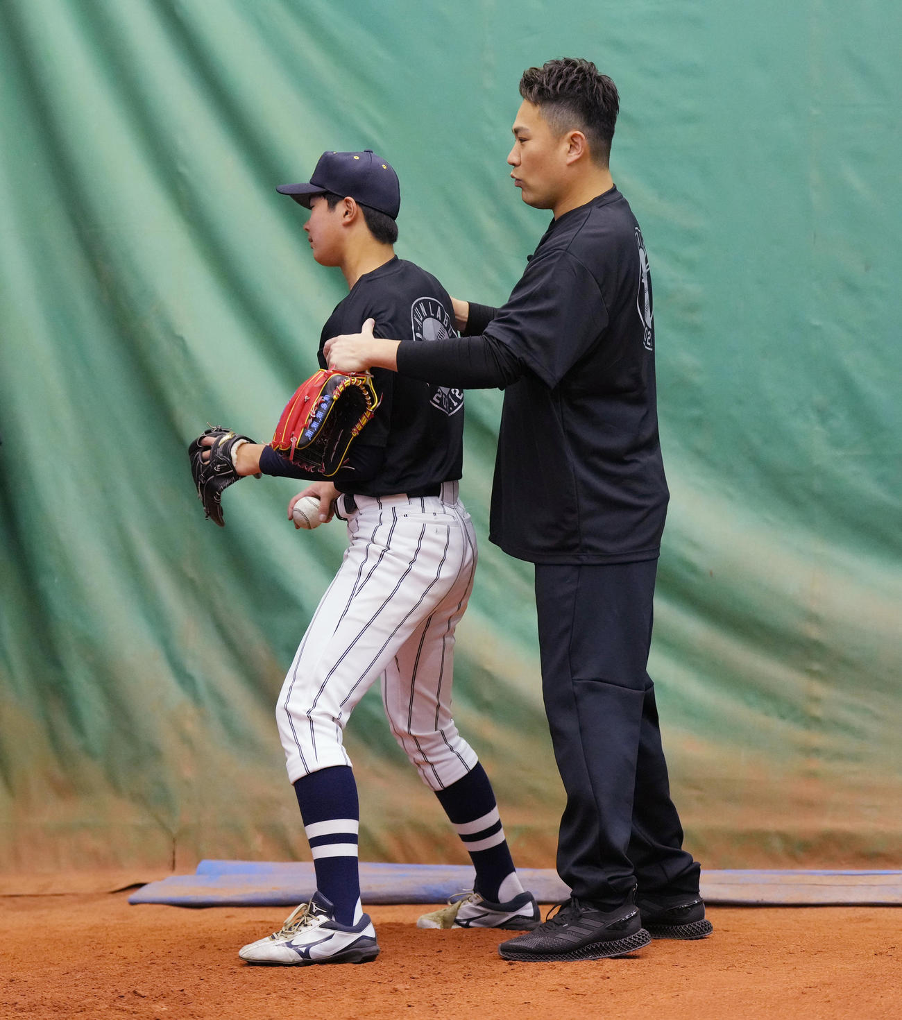 野球教室で参加した子供たちを指導する楽天田中将（右）（撮影・菅敏）