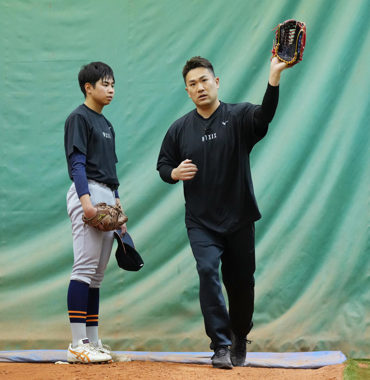 野球教室で参加した子供たちを指導する楽天田中将（右）（撮影・菅敏）