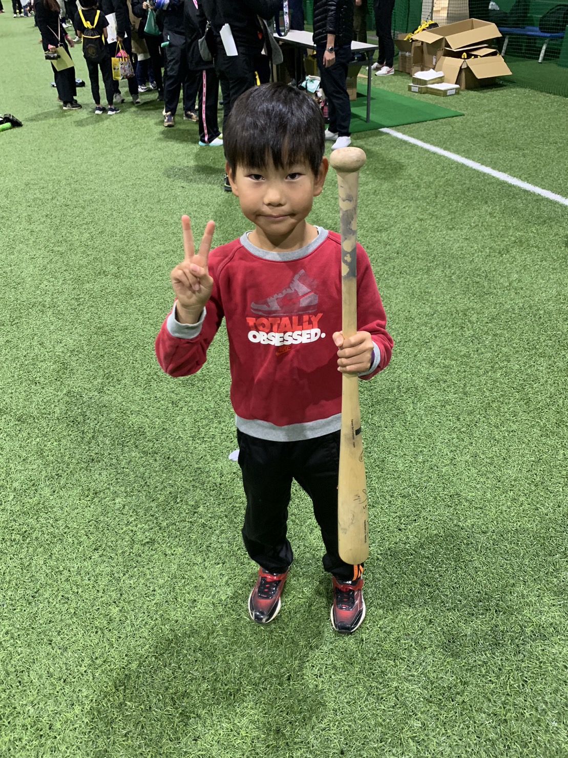 阪神近本、村上が地元淡路島で実施したスポーツ教室で、近本のサイン入りバットをゲットした長尾音和くん（撮影・中野椋）