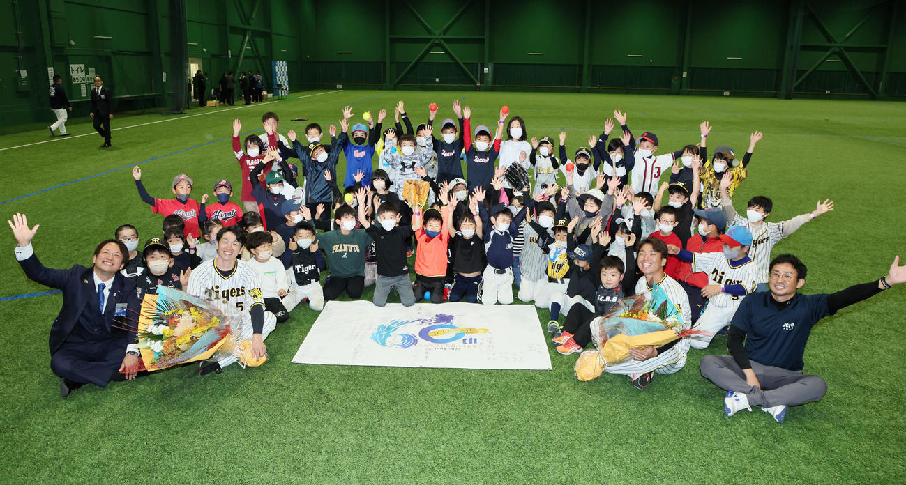 近本（左）と村上は運動教室を終え子どもたちと記念写真に納まる（撮影・加藤哉）